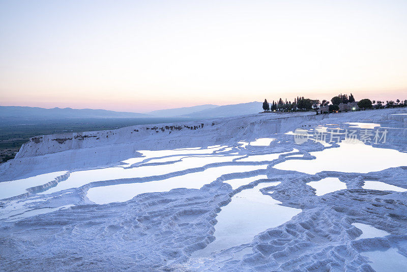 美丽的钙华池日落在古老的希拉波利斯在Pamukkale Denizli